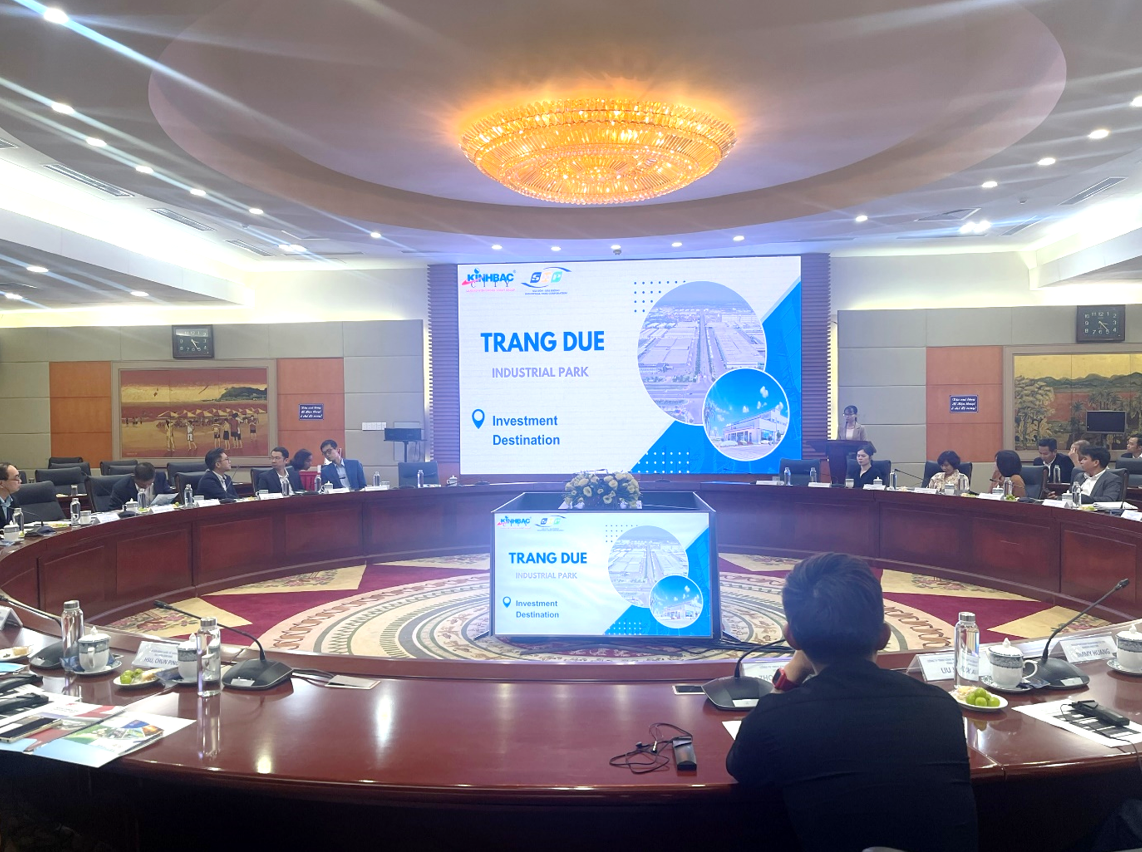 Đại diện Công ty Cổ phần KCN Sài Gòn - Hải Phòng giới thiệu về KCN Tràng Duệ