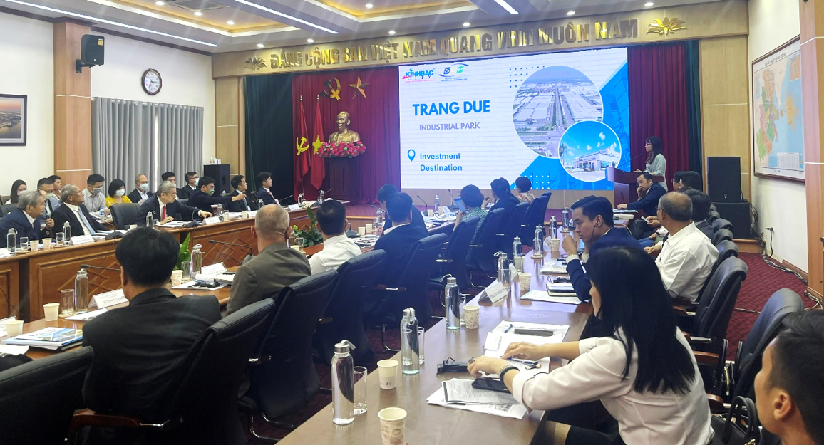 Đại diện Công ty Cổ phần KCN Sài Gòn - Hải Phòng giới thiệu về KCN Tràng Duệ
