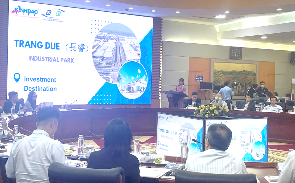 Đại diện Công ty Cổ phần KCN Sài Gòn - Hải Phòng giới thiệu về KCN Tràng Duệ tại Buổi hội nghị 