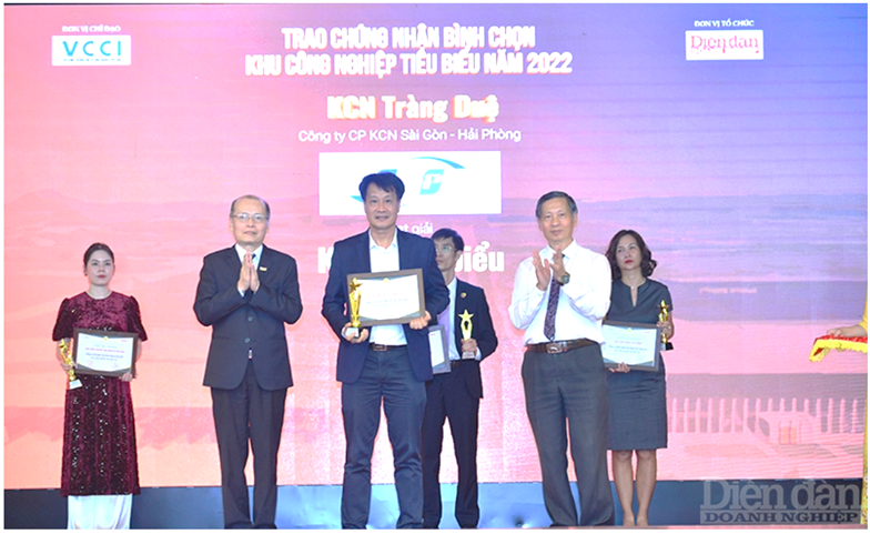 Trao chứng nhận và kỷ niệm chương cho Công ty Cổ phần KCN Sài Gòn – Hải Phòng – Chủ đầu tư KCN Tràng Duệ